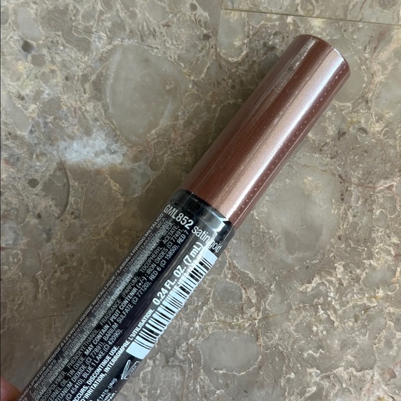 L.A. Girl Metal Liquid Lipstick - Satin Gold - Picture 2 of 5